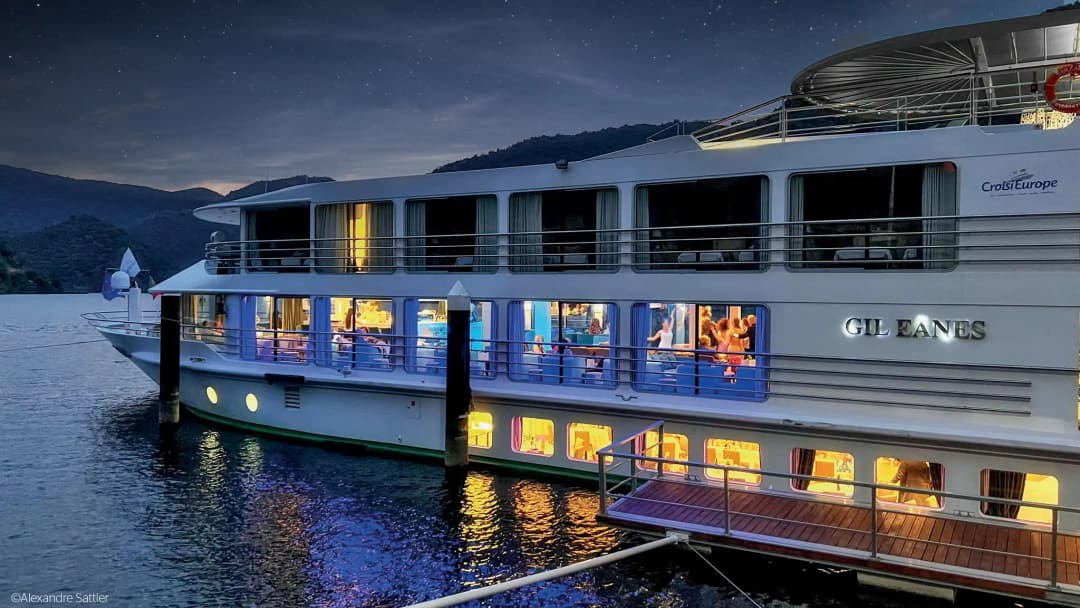 Douro river cruise at night